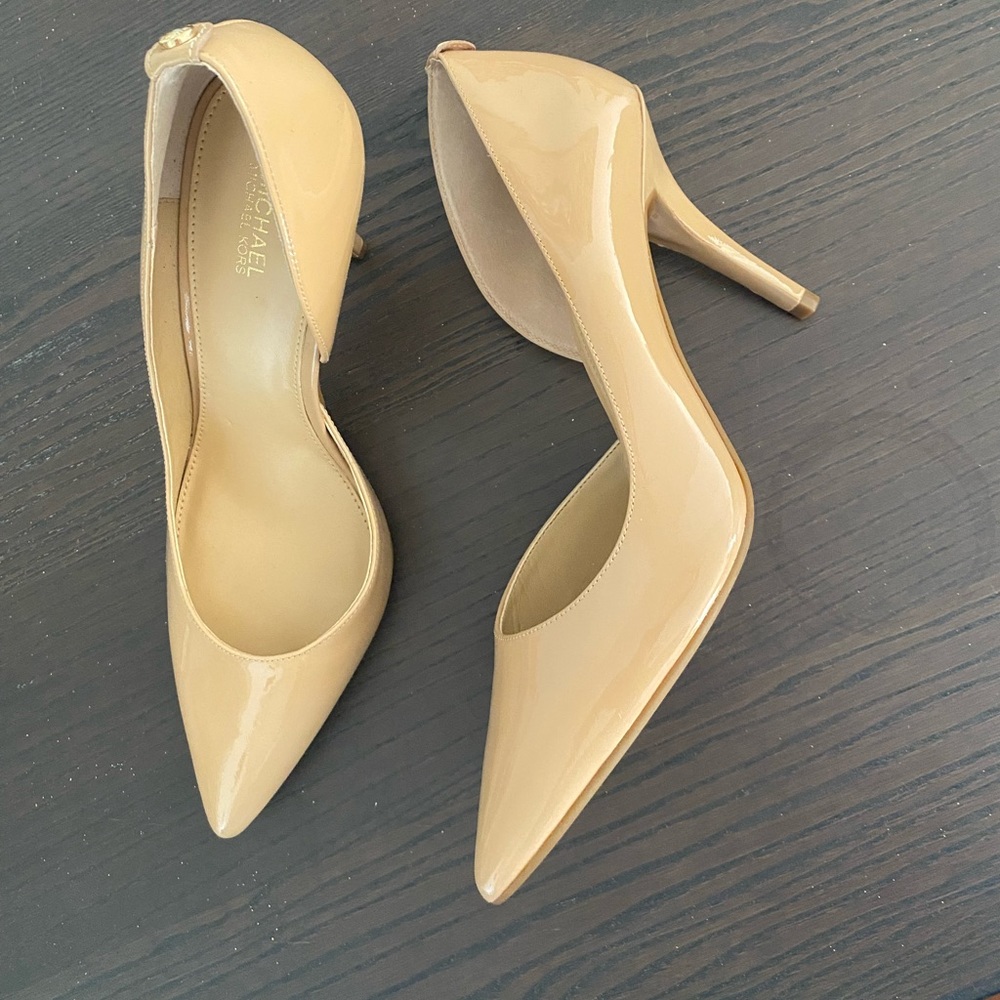 BRAND NEW Michael Kors tan heels - size 8